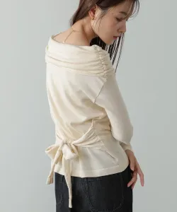 Топ с открытыми плечами и отметиной на талии