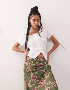 Топ из текстурированного трикотажного полотна Reclaimed Vintage с разрезом спереди и короткими рукавами белого цвета