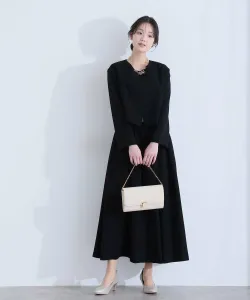 Черный парадный костюм без воротника для церемоний входа и вручения дипломов.