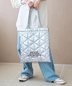 Стеганая сумка-тоут с вышитым логотипом и геометрическим узором Coen, цвет Silver