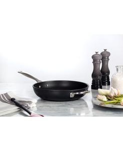 Глубокая сковорода из анодированного алюминия с антипригарным покрытием, диаметр 11 дюймов Le Creuset, Black