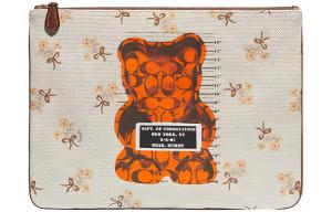 COACH Клатч из тиснёной кожи с брелоком в виде мишки