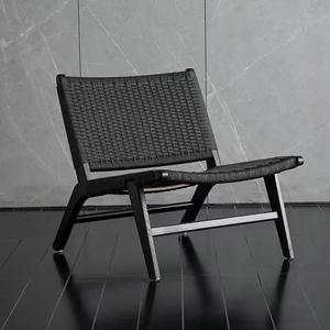 Дизайнерское лаунж-кресло из массива дерева с плетеным сиденьем в скандинавском стиле