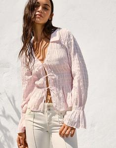 Рубашка Bershka в деревенском стиле с присборкой розового цвета