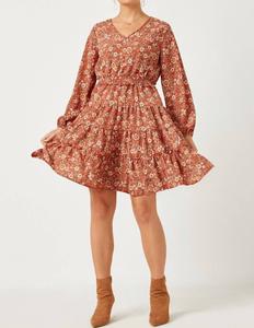 Платье с присборенной талией, рюшами и V-образным вырезом в коралловый цветочек Hayden LA