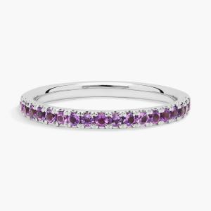 Кольцо Riviera Pavé Amethyst из 14-каратного белого золота (1,5 мм) Blue Nile