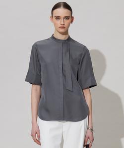 Блузка из шелковистой саржи.