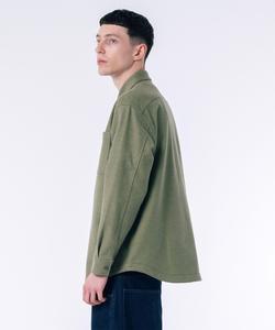 Однотонная двусторонняя рубашка с цветочным камуфляжным рисунком и обычным воротником.