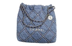 CHANEL Сумка через плечо джинсовая с металлической пряжкой