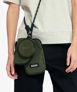 Водоотталкивающая наплечная сумка с дополнительным подсумком в комплекте.