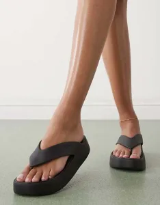 Черные шлепанцы на платформе Crocs Getaway