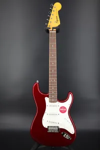 Squier Classic Vibe Stratocaster 60-х с грифом из лауреля, цвет Candy Apple Red
