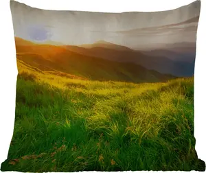 Подушка для улицы - Трава - Холмы - Солнце - Природа - Ландшафт - 60 x 60 см - Устойчива к погодным условиям - Подушка для отдыха - Декор - Подушка для сна MuchoWow