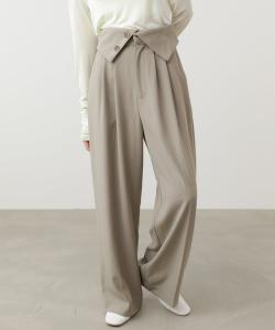 Широкие брюки с откидной лямкой на поясе и пуговицами.