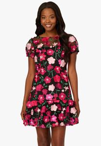 Платье Adrianna Papell EMBROIDERED FLOUNCE, Black Berry/Black