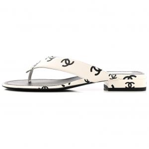 CHANEL Женские шлепанцы white