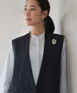 Брошь с жемчужной вставкой C