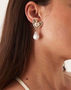 Серьги-гвоздики с текстурированным дизайном в виде сердца и подвеской из искусственного жемчуга золотистого оттенка Asos Design