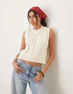 Жилет OMNES с круглым вырезом и отделкой в рубчик кремового цвета