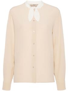 Prada креповая рубашка с логотипом, нейтральный цвет