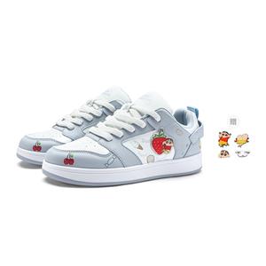 Crayon Shinchan Женские скейтерские кеды лоу-топ "Конфетно-голубые" с двумя случайными каплевидными подвесками, цвет Candy Blue+2 Random Drip-Molded Charms