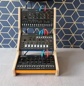 Roland Aira Compact S1 J6 T8 E4 - тройная стойка MDF от Synths And Wood