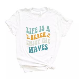 Футболка Enjoy The Waves с короткими рукавами и рисунком Simply Sage Market