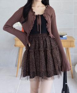 Вязаный кардиган с оборками и ажурной отделкой