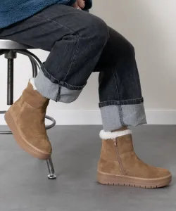 Короткие сапоги на толстой подошве с внутренней молнией