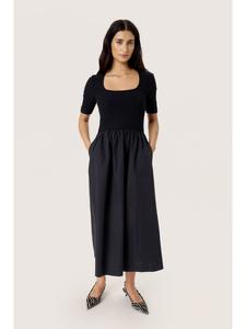 Платье из джерси SLSimone Feminine Form в черном цвете Soaked in Luxury