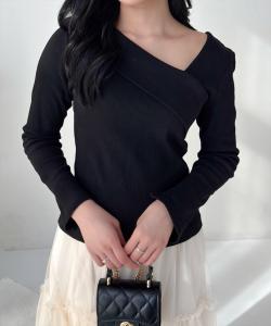 Топ с разрезом на рукаве и перекрестной ребристой отделкой