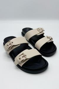 Шлепанцы на плоской подошве Elise с 2 ремешками и золотой пряжкой Miss Diva, нюд