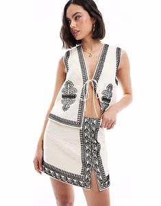 Стеганая мини-юбка с вышивкой кремового цвета Asos Design