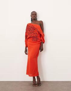 ARRANGE - Платье миди красного цвета с линейной цветочной вышивкой и свободной драпировкой на плечах