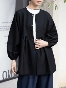 Рукава 3/4, баска, круглый вырез горловины.