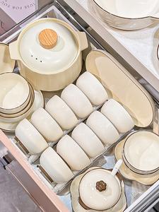 Lowe Набор посуды Luowei "Нефритовая белизна" на 8 персон: 39 предметов с подглазурной росписью в элегантном бело-коричневом дизайне. Включает тарелки, миски, палочки для еды и кастрюли. Идеальный подарок на новоселье для создания уютной атмосферы.