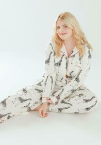 Пижамный комплект CURVE GIRAFFE BUTTON UP SET Chelsea Peers, кремовый