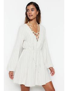Короткое платье trendyol, кремовый