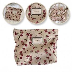 Косметичка однокамерная ECARLA с красными цветами 25x5x18см Cream KS117