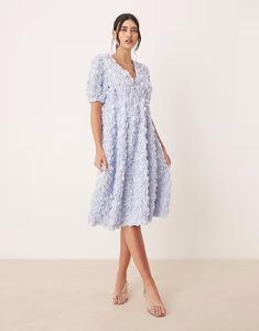 Платье-миди YAS с 3D-цветочным узором и V-образным вырезом нежно-голубого цвета