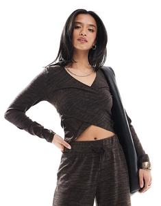 Джерси топ с перекрестным вырезом Vero Moda Petite в шоколадной меланжевой гамме