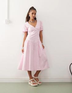 Платье миди COLLUSION с заниженной талией и рукавами-буфами розового цвета