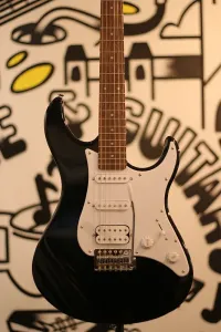 Yamaha PAC012 Pacifica HSS с грифом из палисандра 2010 - н.в. - черный