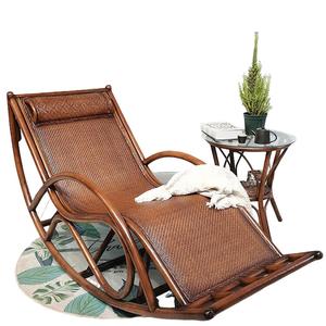 Классическое плетеное кресло-качалка из ротанга с эргономичной спинкой и подголовником