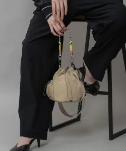 Разноцветная сумка на шнурке, которую можно носить двумя способами.