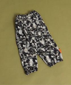 Широкие брюки с камуфляжным рисунком в виде лап динозавра, длина 10 см.