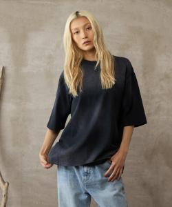 Футболка из джерси, приготовленная на газовом гриле, с серной краской в аэрозольном баллончике Colony 2139, цвет Black