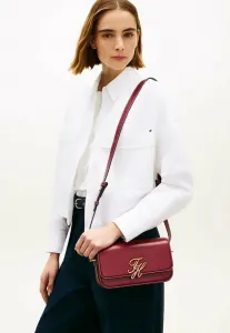 Кожаная сумка через плечо с клапаном и логотипом. Tommy Hilfiger, Velvet Maroon