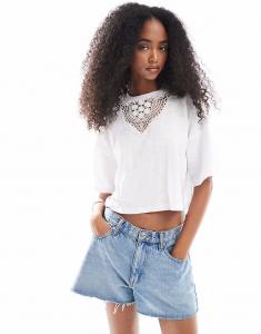 Широкая укороченная футболка Miss Selfridge с кружевной вставкой
