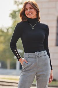 Водолазка с отделкой из золотых пуговиц Sosandar, черный